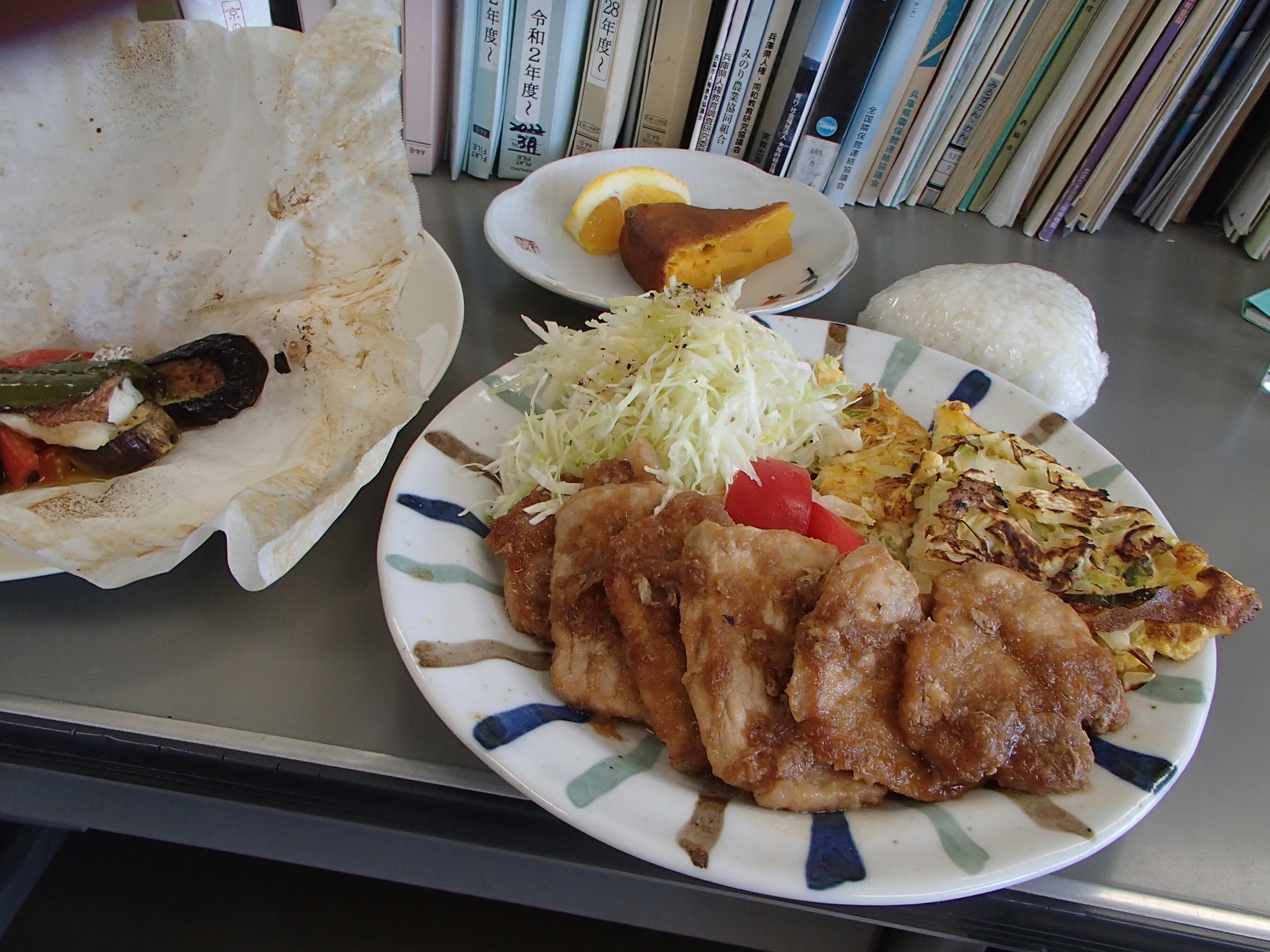 8月メニュー魚の紙包み焼きほか