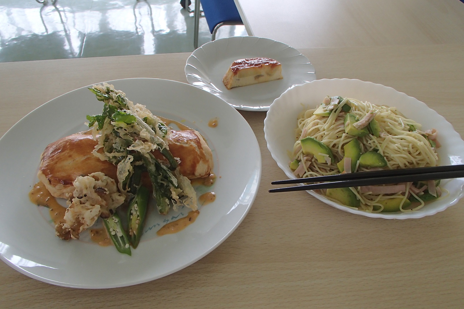 8月メニューアボガドと生ハムの冷製スパほか