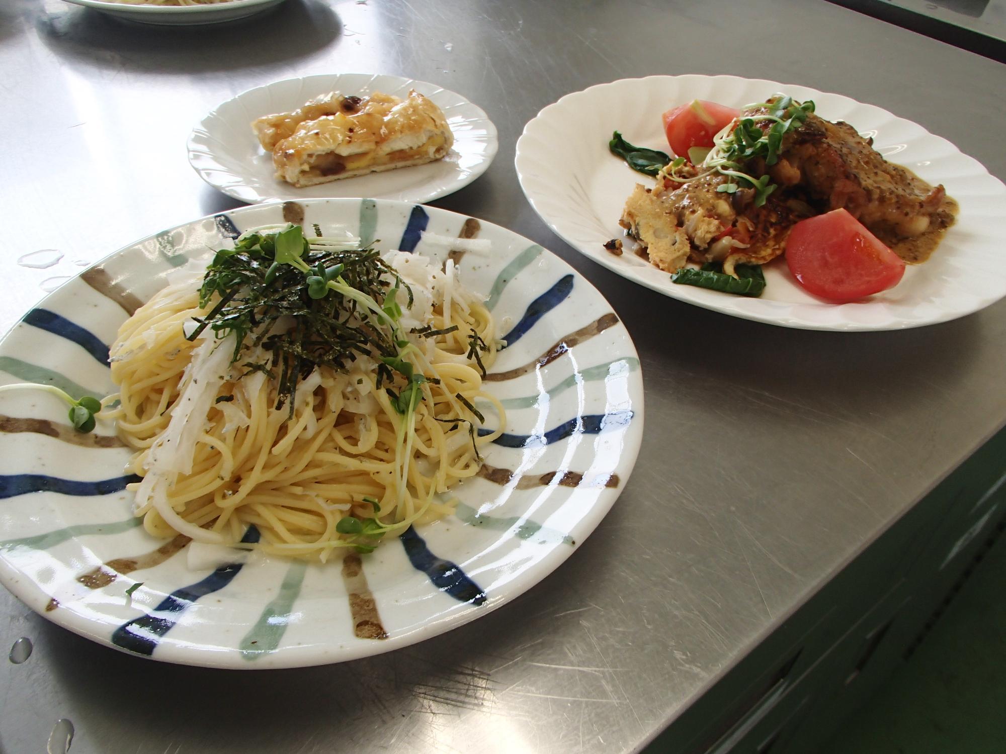 令和8年8月メニュー・鶏モモ肉の粒ますてーどソース他