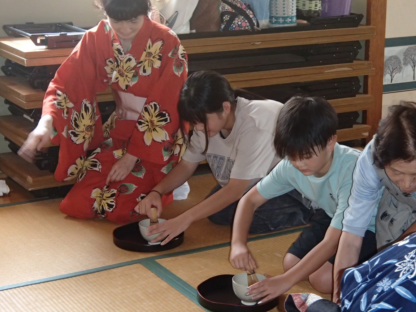 お茶を点てます