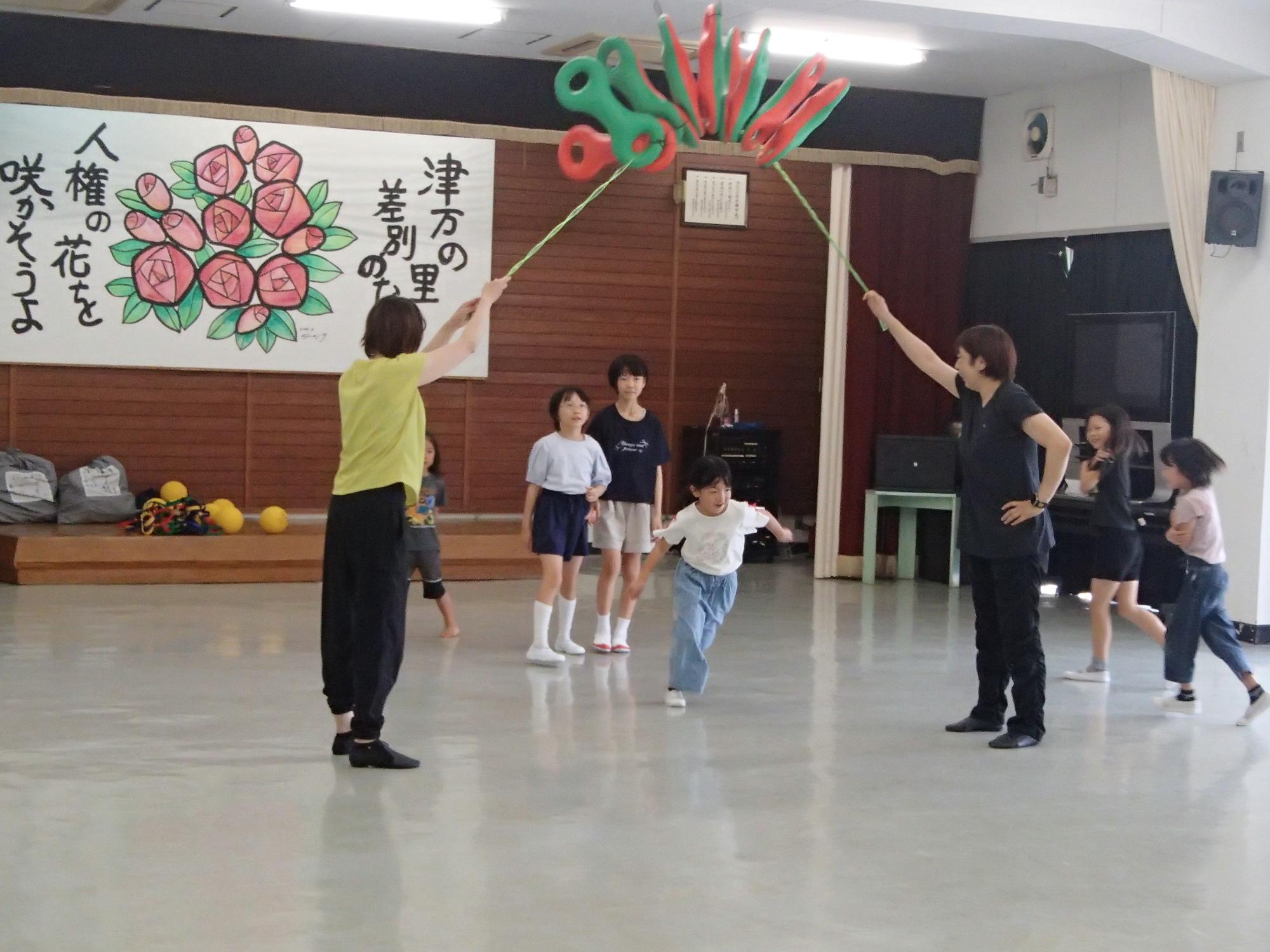 ベルの下をくぐりましょう