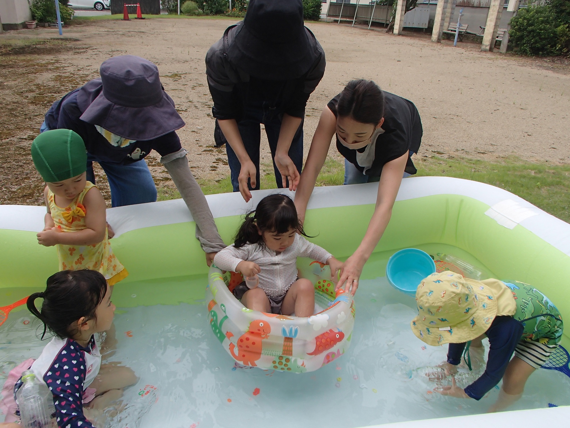 すくすく広場プールあそび・小プールに入る