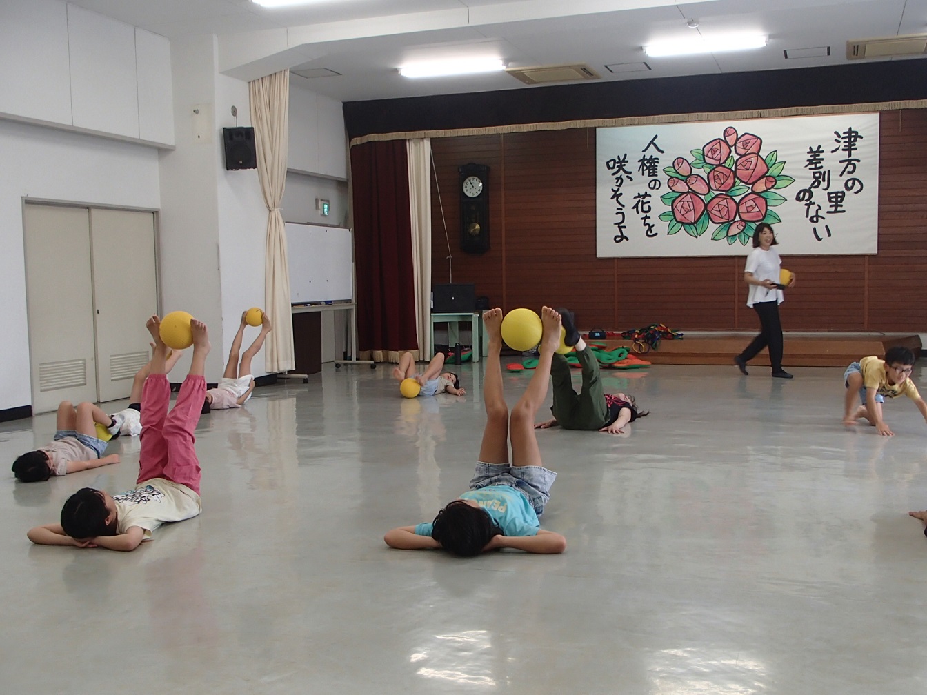 ボールを挟んで腹筋