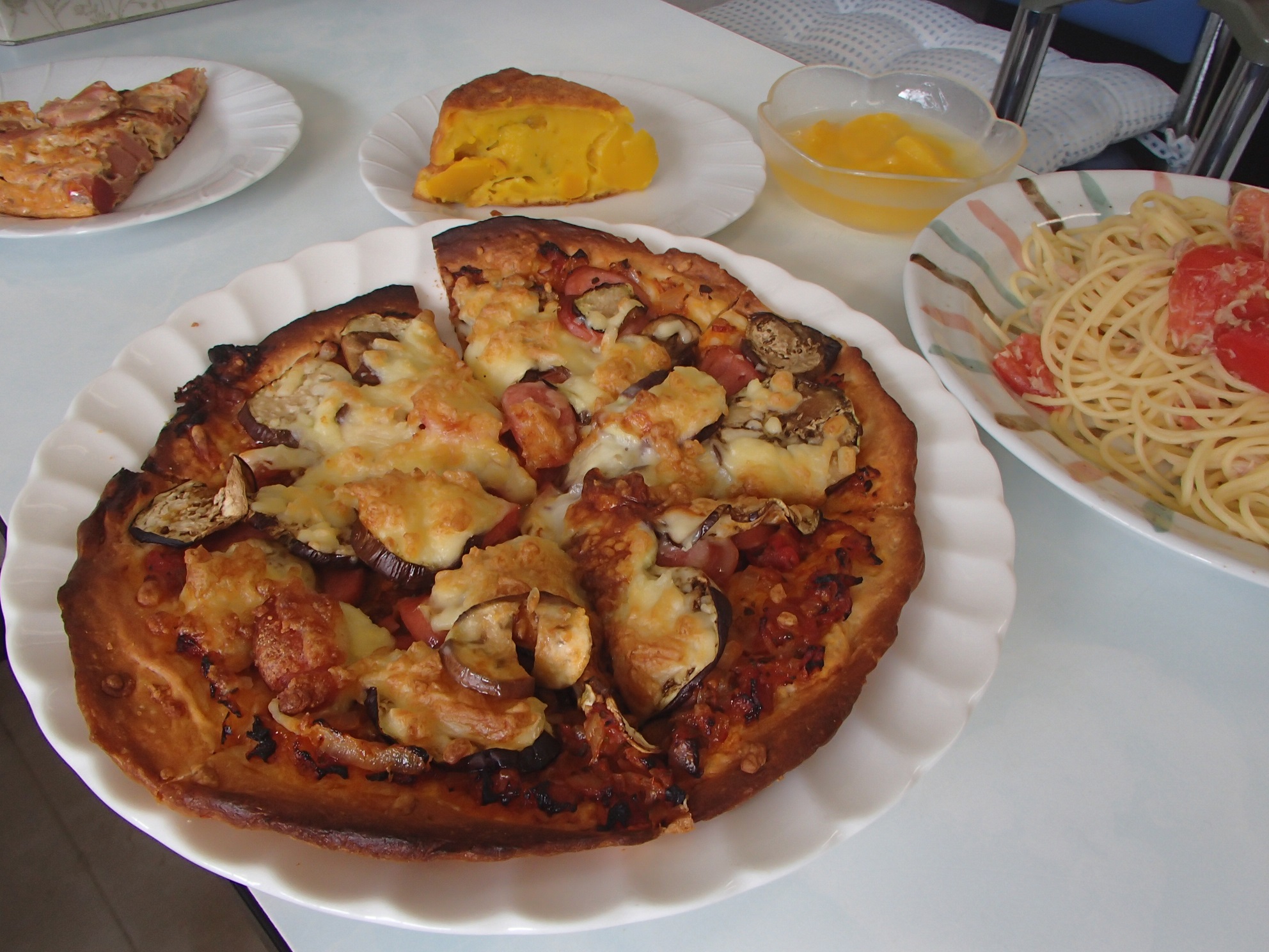 ソーセージとナスのピザ仕立て