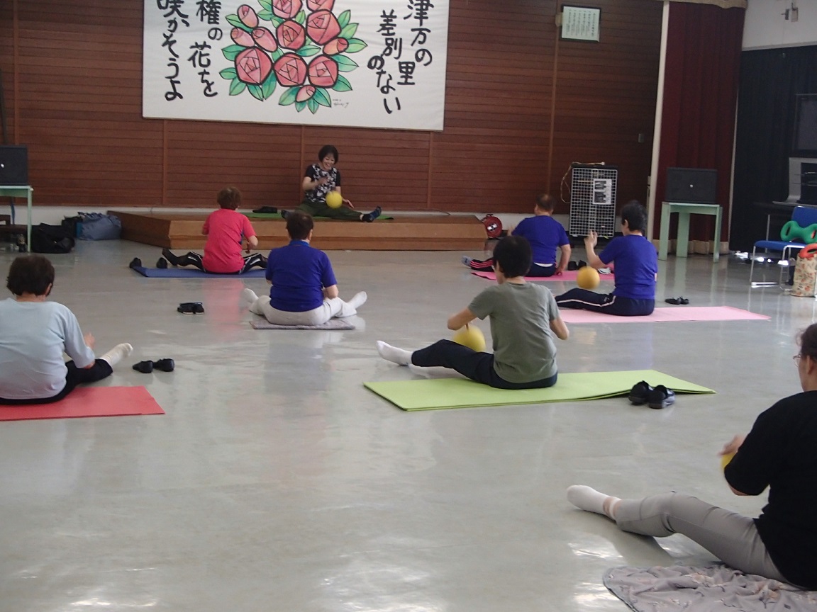 ボールを使って柔軟体操