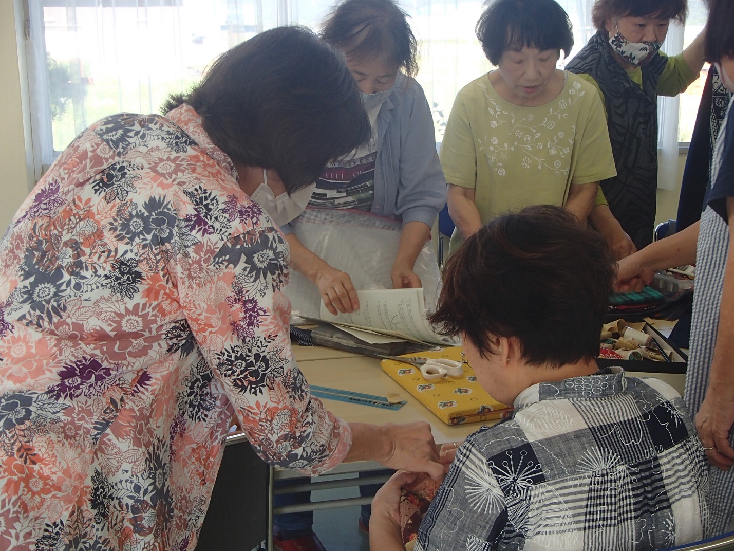 フラダンス教室みんなで一緒に製作中