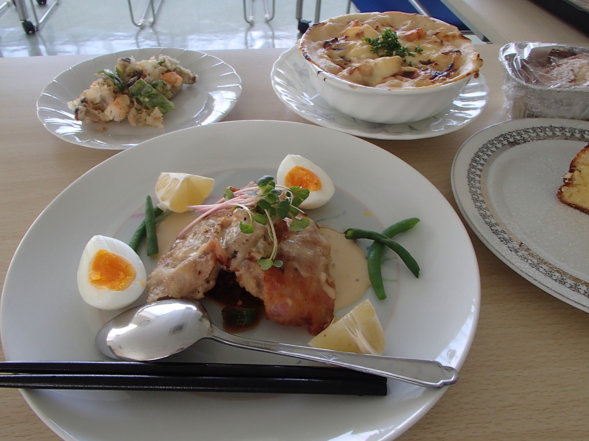 11月メニューエビとトマトのマカロニグラタン他