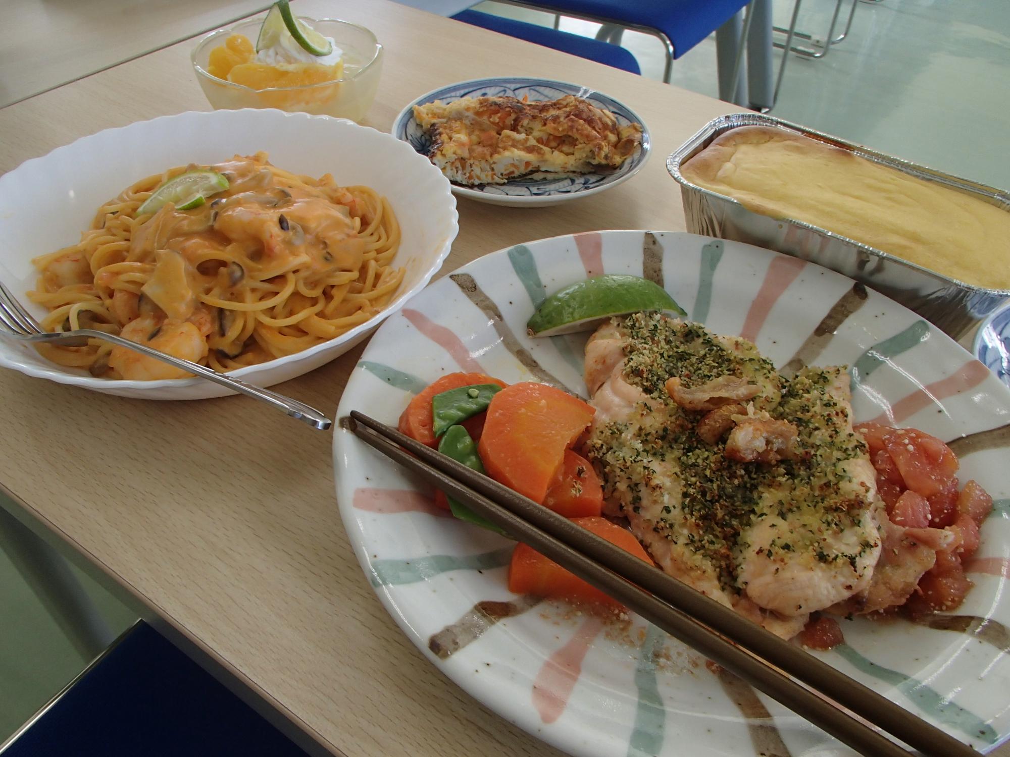 11月メニュー・鶏むね肉のペルシャード焼き、エビのトマトクリームスパゲティ、サツマイモのプリン