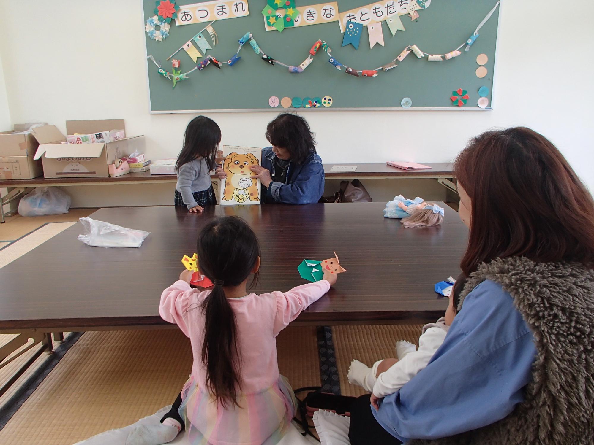 読み聞かせです。