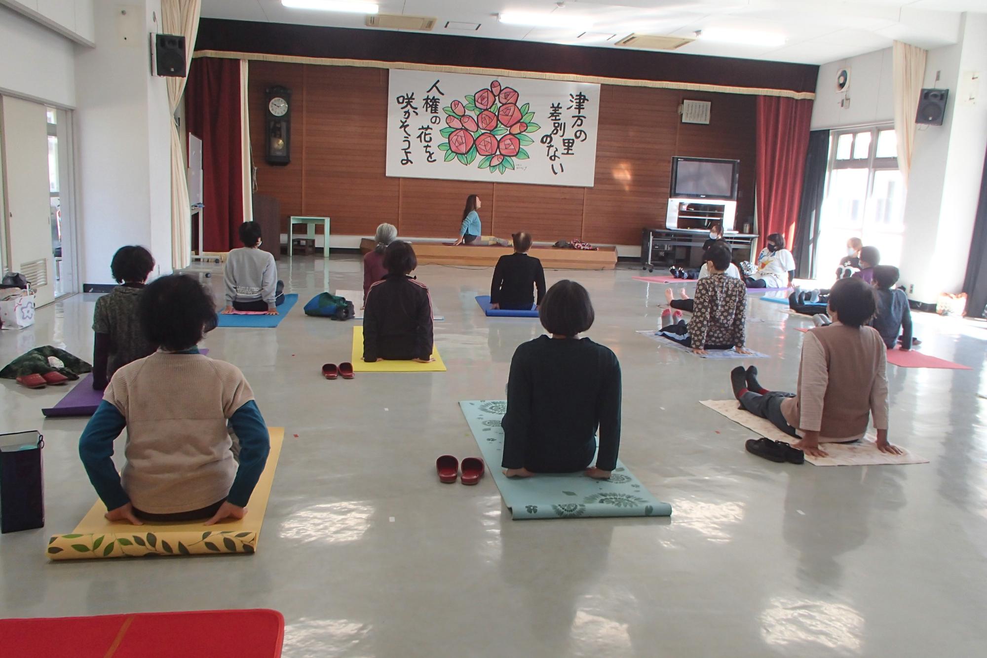 ヨガマットを敷いて