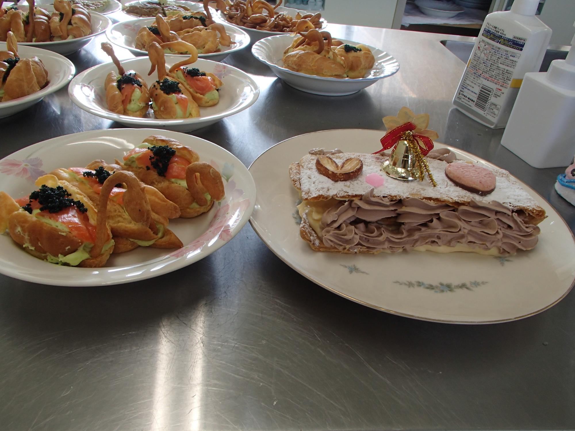 枝豆のムースとスモークサーモンのスワン仕立て、ミルフィーユ