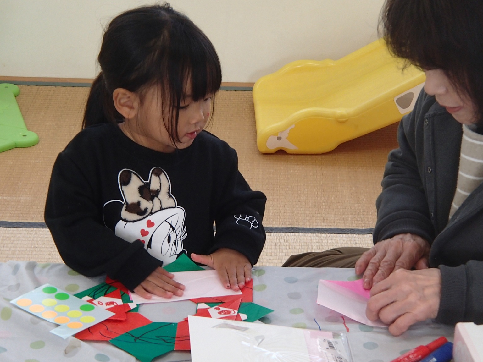 折り紙でクリスマスリースを作ります。上手にできたかな