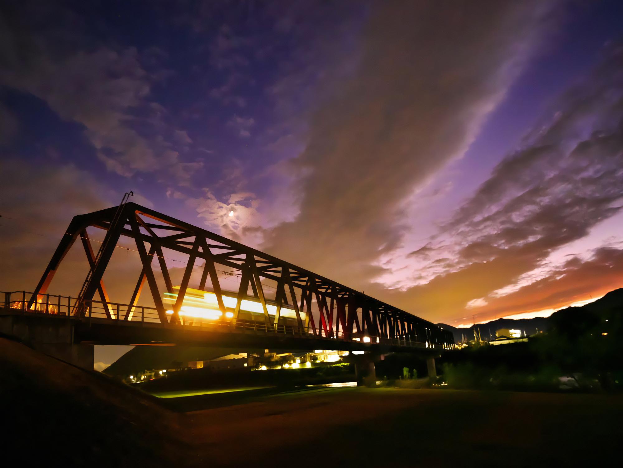 夕暮れの鉄道橋