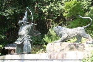 ヌエに立ち向かう源頼政像