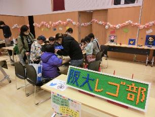 大阪大学レゴ部のコーナーで遊ぶ子どもたち