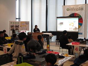 テレビ解体体験の説明を受ける子どもたち