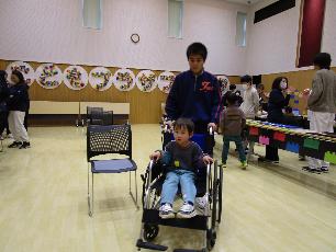 車椅子体験をする子ども