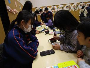 豆つかみ体験をする子どもたち