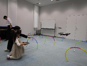 ドローン操縦体験をする子ども