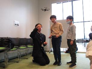 ドローンを操縦する小学生