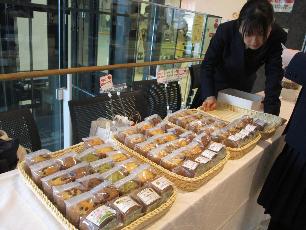 焼き菓子を並べる高校生