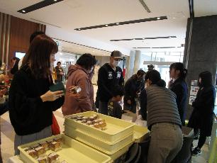 焼き菓子販売をする高校生