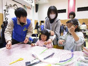 のし袋の水引を作る親子