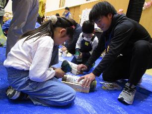 竹灯籠を作る小学生