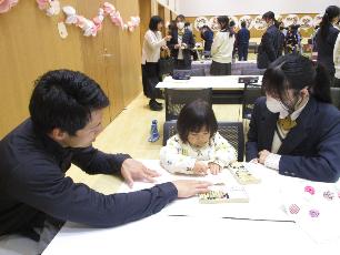 播州織のバックを作る親子