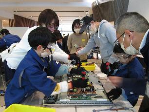 テレビの解体をする子どもたち