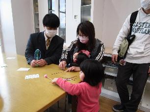 レインボースティックを作る親子