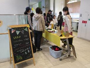 レモネードスタンドに並ぶ人々