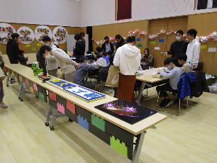 レゴブロックで遊ぶ子どもたち