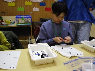 レゴブロックでスマホホルダーを作る男の子