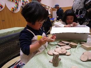 木の工作を楽しむ女の子