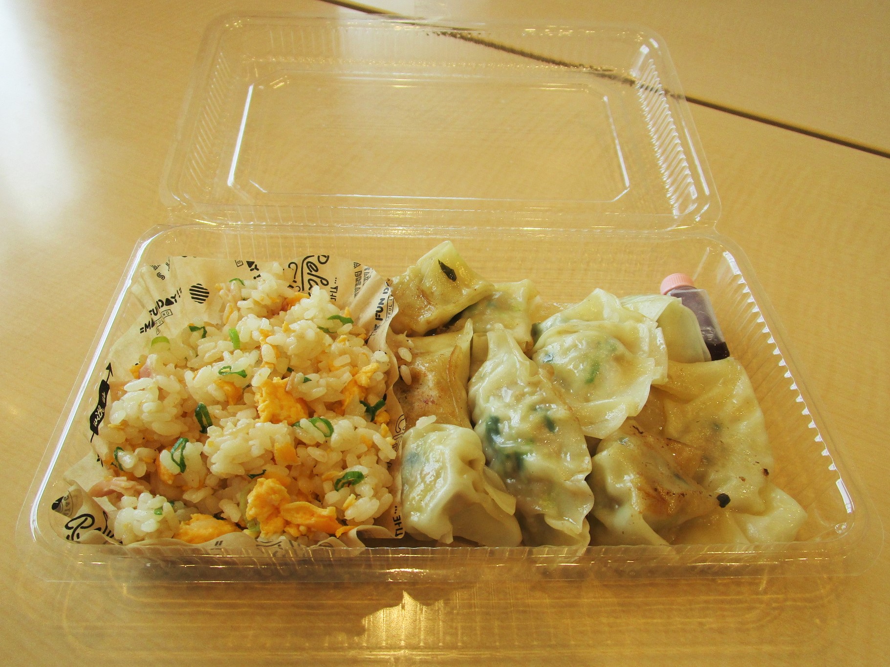 完成した餃子とチャーハン