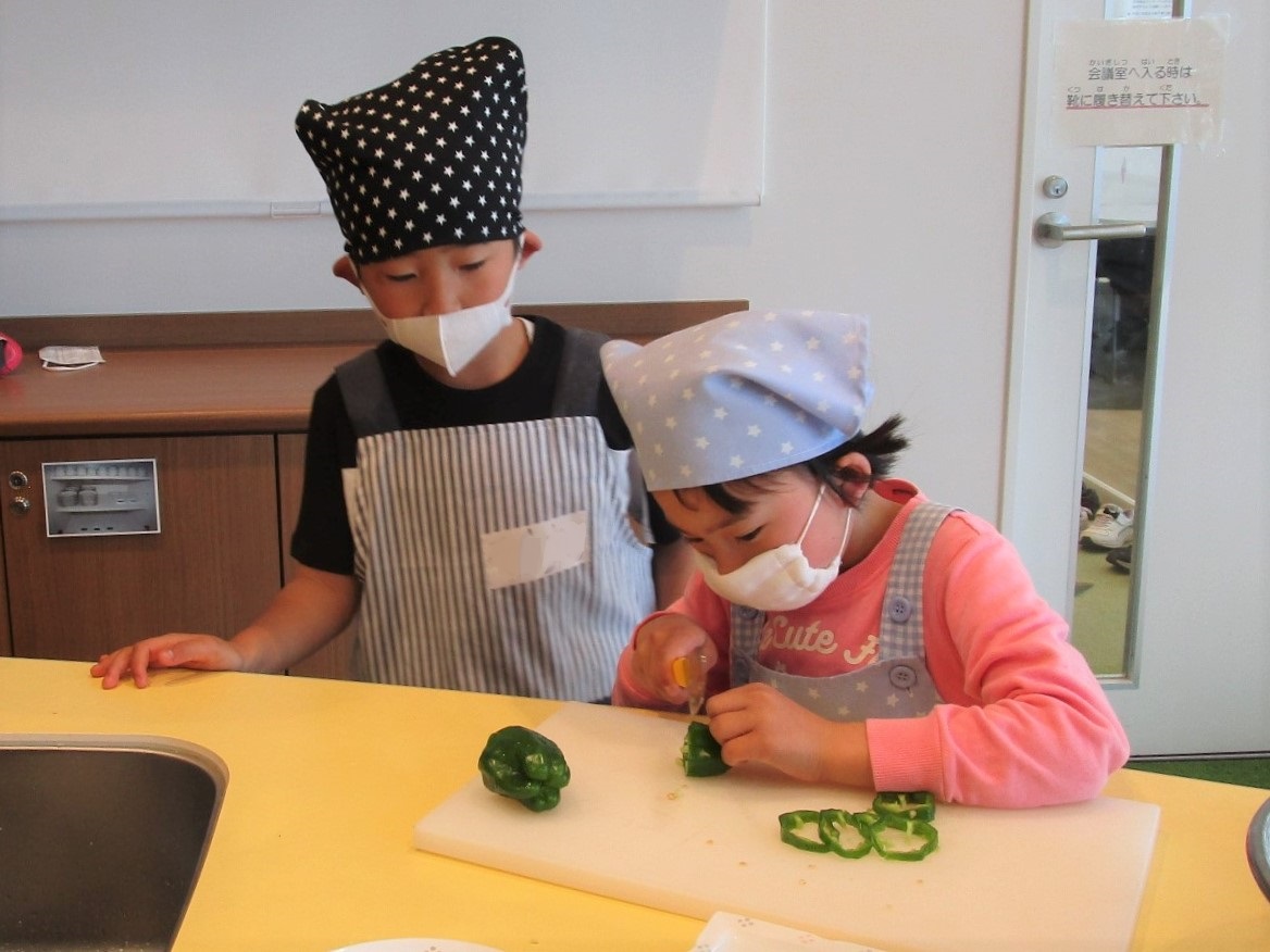 ピーマンを輪切りにします