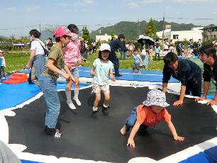 トランポリンを楽しむ子どもたち