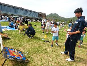 クロリティーをする子どもたち