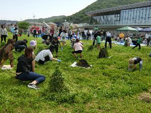 草刈り競争に参加する親子たち