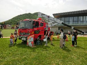 はしご車乗車体験をする親子