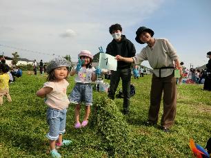 草刈り競争で1位になった家族