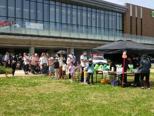 受付に並ぶ親子の長い列