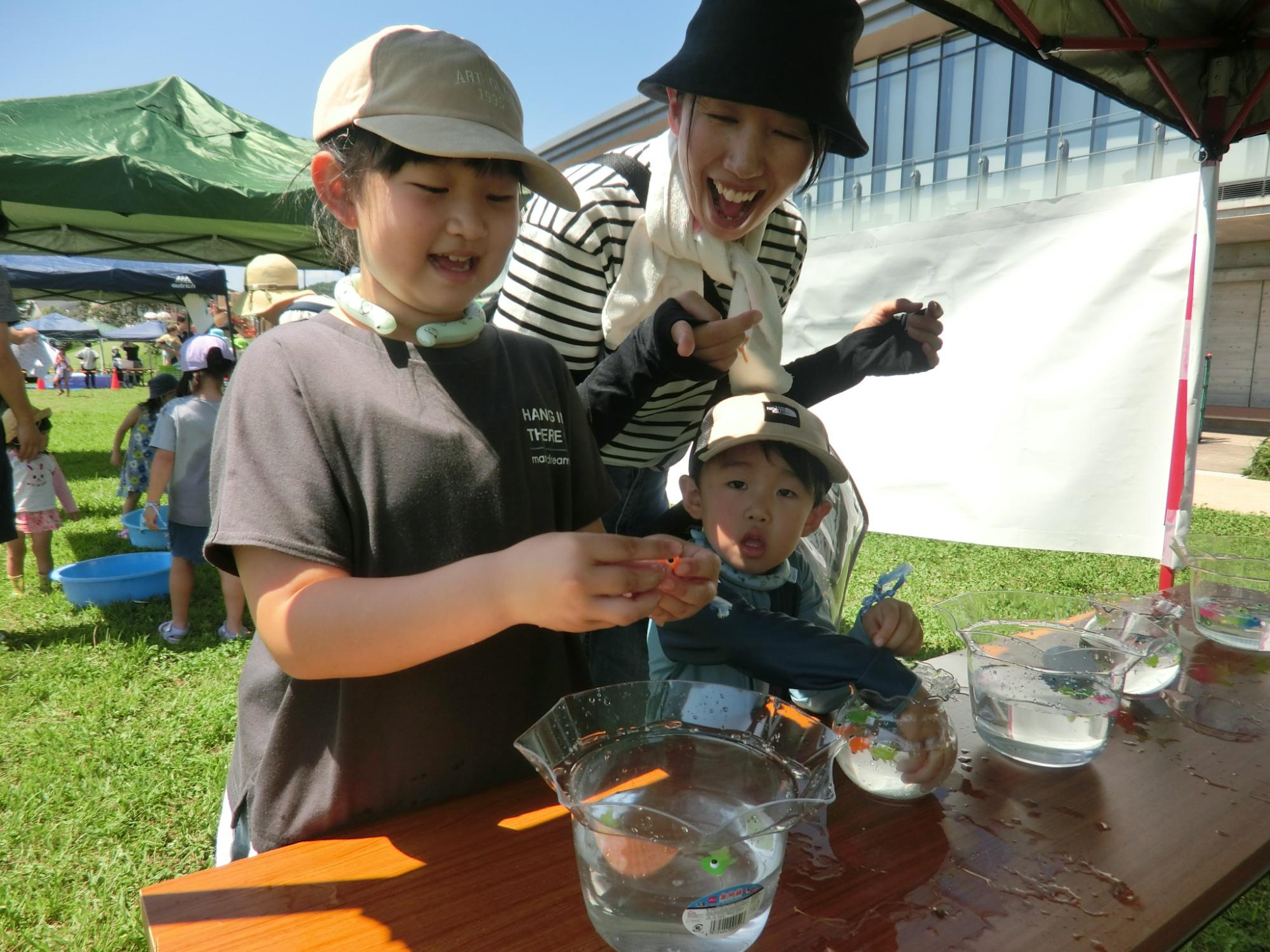 氷を溶かして金魚を助けよう！