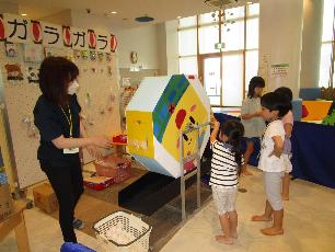 ガラガラを回す子ども