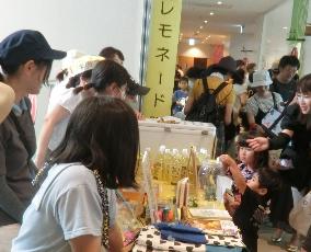 レモネード販売に並ぶ子どもたち