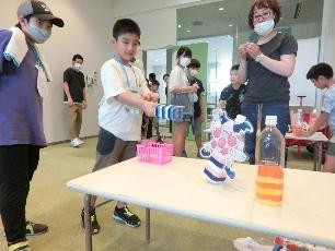 まとあてを楽しむ子ども