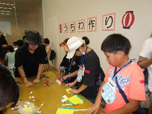 うちわ作りをする小学生