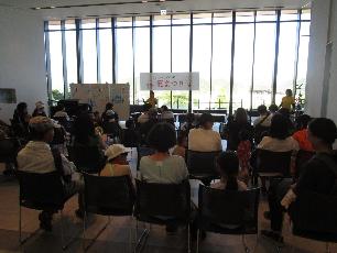 リトミックを楽しむ親子