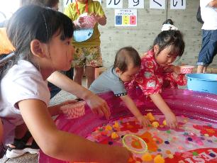 ボールすくいをする子どもたち